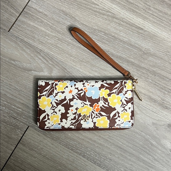 Tory Burch Emerson Printed Wristlet - Picture 2 of 12